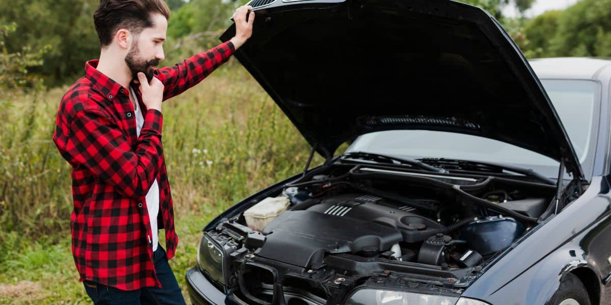 Des astuces pour ouvrir le capot d’une voiture sans tirette